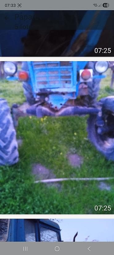Mavi rəngli təkərli traktor - Kabinli, sükan və idarəetmə qolları