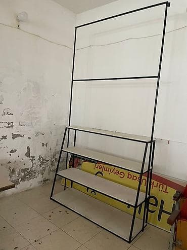 Stend vitrinləri: Metal karkaslı vitrin rəf sistemi - Minimalist dizayn: qara metal — 1