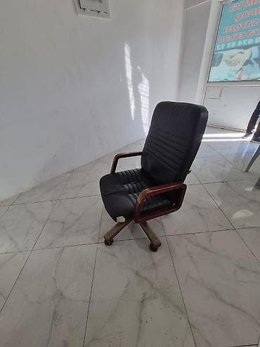 ofis ucun stullar: Ofis mebel dəsti - Ağ rəngli L formalı iş masası: geniş iş səthi — 6