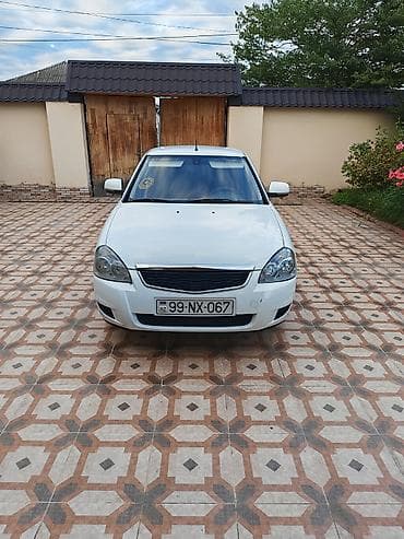 yan guzgu s: LADA Priora hatcbek– ağ rəng. - Nömrə seriyası: 99-NX-067 (AZ). - — 2