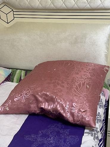 2 ədəddi Yastıq və üzlük dəsti - Ölçü: təxminən 70.70 sm kvadrat