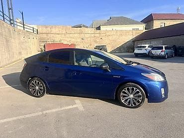 avtomobil gence: Toyota Prius Hybrid – mavi rəngli, 5 qapılı liftbek. Texnologiya və — 3