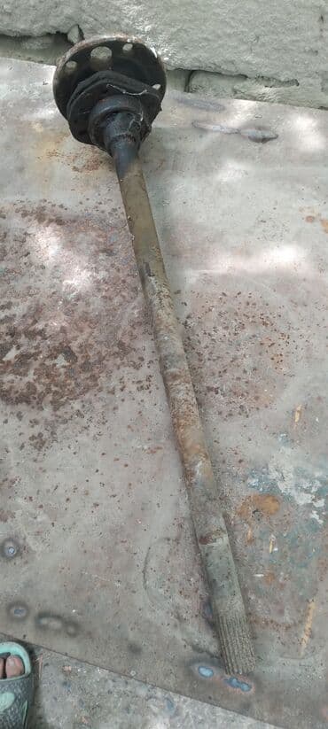 Ötürücü val avtomobillərdə mühərrikdən təkərlərə fırlanma hərəkətini