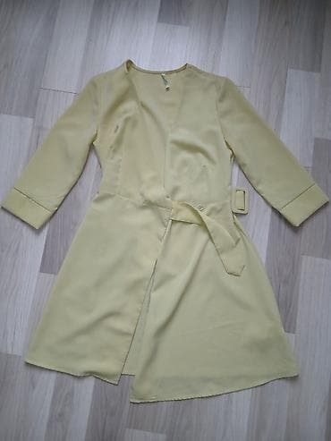 beli: - Məhsul: Qadın paltosu/plaş - Rəng: Açıq sarı (pastel ton) - Model — 3