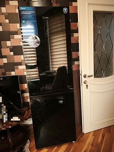 Midea ikiqapılı soyuducu - Rəng: qara, parlaq “mirror glass” ön panel