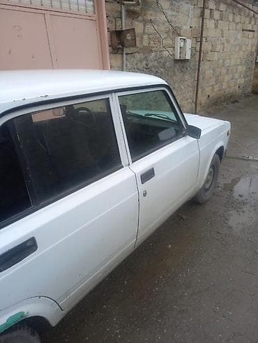 21011 vaz: VAZ 2107, ağ rəng. Klassik sedan kuzov, arxa ötürücülü. Texniki — 6