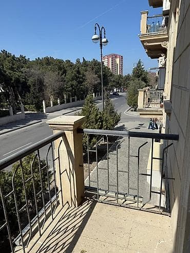 ev elani yerlesdir: 1ci kvartal 4/2 orta ev şəhərin mərkəzində Tam təmir tam əşyalı 3 — 10