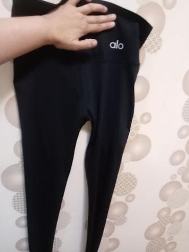 Alo Yoga qadın taytı LASİN - Rəng: qara - Brend loqosu: “alo” (ön