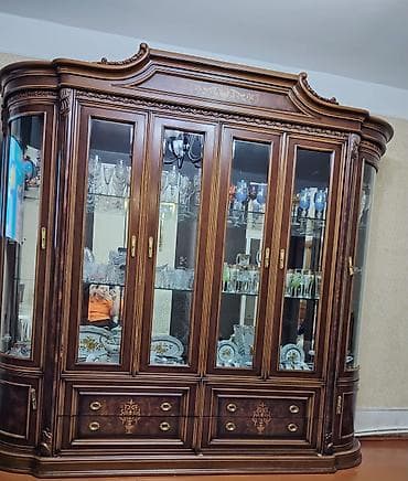 şəkli: Klassik üslubda vitrinli bufet Sekilde gorduyu kimi yaxsi — 1