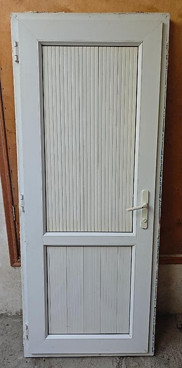 Ağ rəngli PVC (plastik) qapı satılır. Çərçivə ilə birlikdə ölçüsü