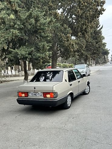 renault dacia logan: Tofaş Şahin sedan - Korpus: 4 qapılı sedan, bej rəng, qara ön-arka — 2