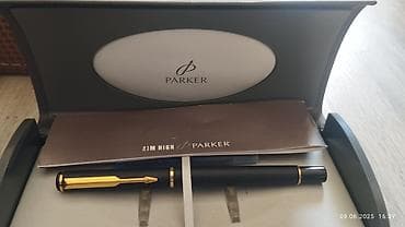 Qələmlər: Qara rəngli, qızılı detallı Parker qələmi. Zərif dizaynı ilə seçilir — 3