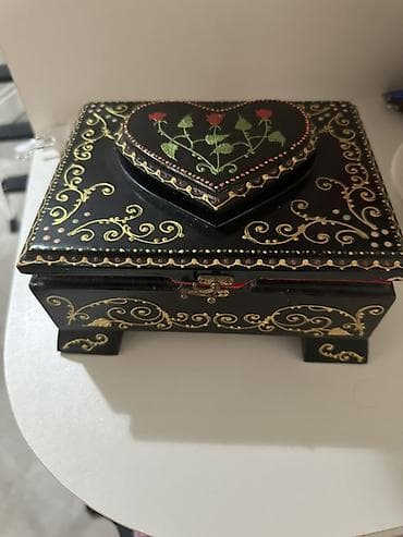 Əl işi bəzək qutusu - Material: Taxta korpus, üstü əl ilə