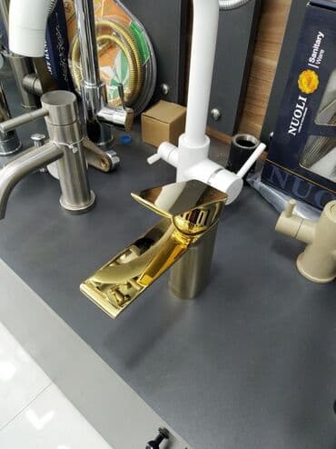 Qızılı rəngli hamam/qəlyanaltı kranı - Təkqollu qarışdırıcı: isti və