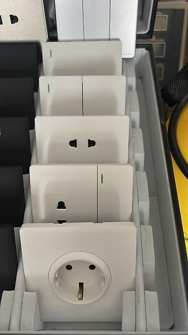 Rozetkalar: Ağıllı ev üçün modul tipli elektrik aksesuarları dəsti - Divar tipli — 1
