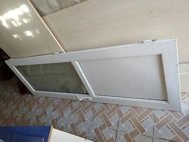 plasdik qapi: PVC pəncərə və qapı dəsti - Ağ rəngli PVC profildən hazırlanmış bir — 2