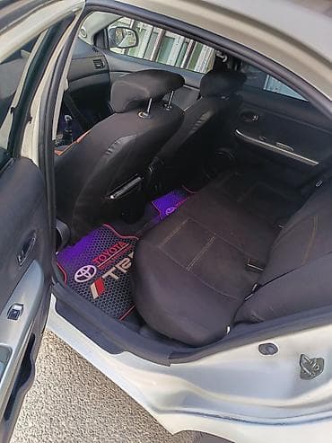 chat satisi: Sedan avtomobil – ağ rəng, 5 yerlik, önqapılar və arxa qapılarla — 5