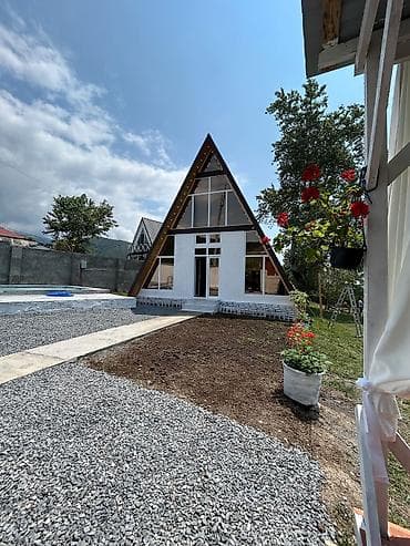 album: A‑frame üslubunda bağ evi və açıq hovuzlu həyət kompleksi — 2