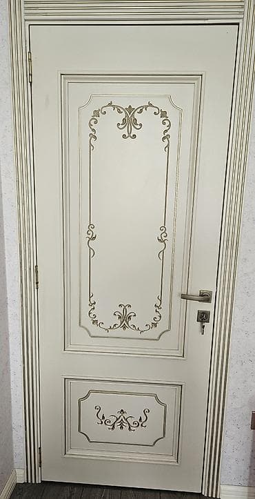 Klassik dizaynlı otaq qapısı. Naliçniksizdir yalnız qapı, açar və