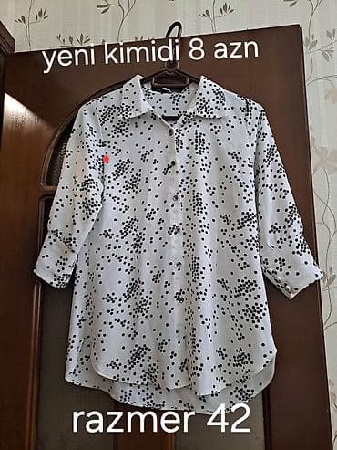 Ağ rəngli, qara xallı qadın köynəyi. - Model: düyməli, uzun/¾ qol