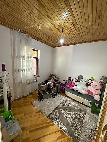 İki mərtəbəli həyət evi Umumi 5otaqli. - Planlaşdırma: geniş qonaq