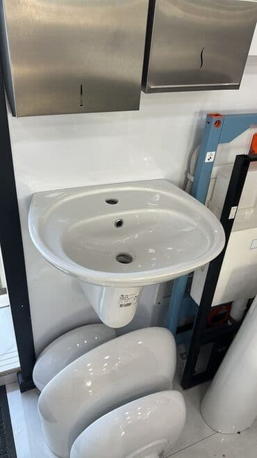 мойка шкаф для кухни: Ağ rəngli keramika Çanaq və iki geniş siyirməli ağ qapalı şkafı olan — 22