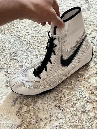 ayaggabı: Nike boks ayaqqabısı – yüksək boğazlı, ağ rəngdə, qara Swoosh loqosu — 2
