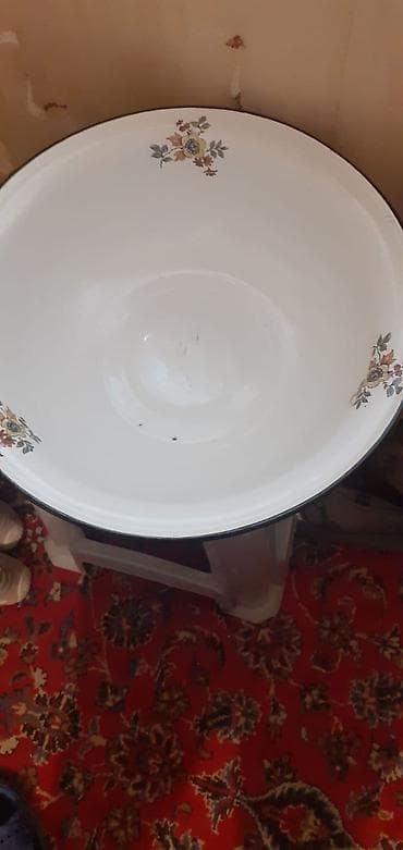 maydadır: Mətbəx üçün 2 ədəd iri qab dəsti kocle bağlı satlr. 10azn - — 5
