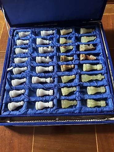 Oniks/daş şahmat fiqurları dəsti - Material: cilalanmış daş/oniksdən