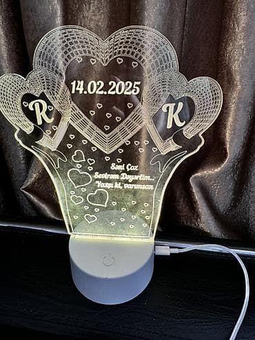 qadin sekilleri: Şəxsi dizaynlı LED akril masa lampası - Üç ürək fiqurlu, lazerlə oyma — 6