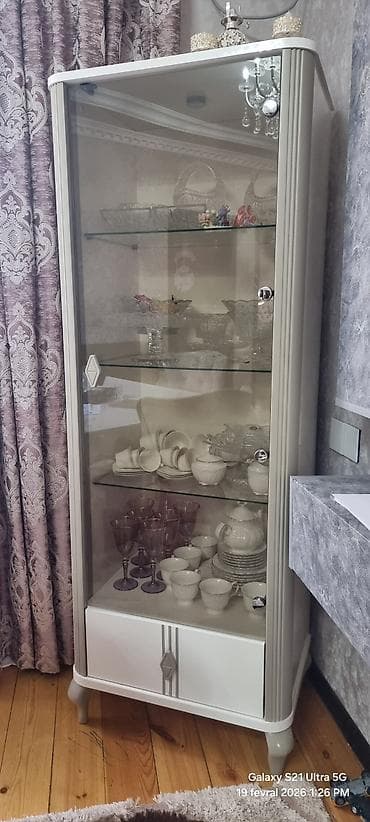 bufet: Şüşə vitrin bufet - Material: Ön və yanlar tam şüşə, karkas MDF/taxta — 1