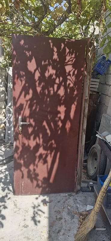 ev giris qapilari: Dəmir qapı – çərçivə və kilid mexanizmi ilə - Material: qalın metal — 1