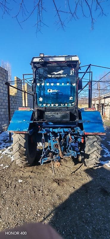 Moyka avadanlığı: Mavi rəngli kabinli təkərli kənd təsərrüfatı traktoru. Texniki — 1