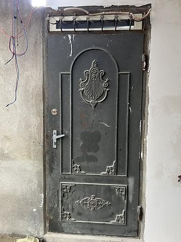 Metal giriş qapısı - Material: qalın metal təbəqə, iç və çöl tərəfdə