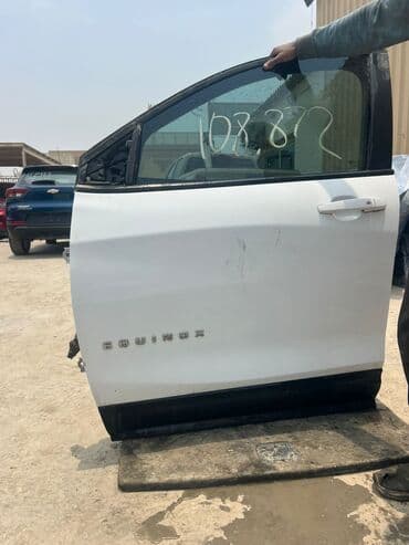 барои сафед кардани руй: Chevrolet Equinox avtomobilinin qapısı. Ağ rəngdədir və avtomobilin — 1