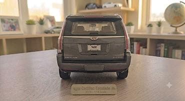 cd disk: Cadillac Escalade 2018 modelinin 1:18 miqyaslı kolleksiya modeli. SUV — 3