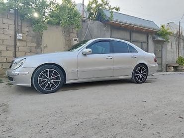 şuşe qaldıran: Mercedes-Benz E-Class sedan (W211), gümüşü rəng. Xüsusiyyətlər: - — 5