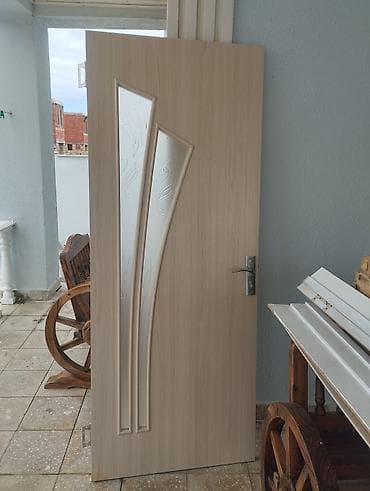 İç qapı dəsti – ağac naxışlı, açıq qəhvəyi ton işlənmiş 6 ədəd ev