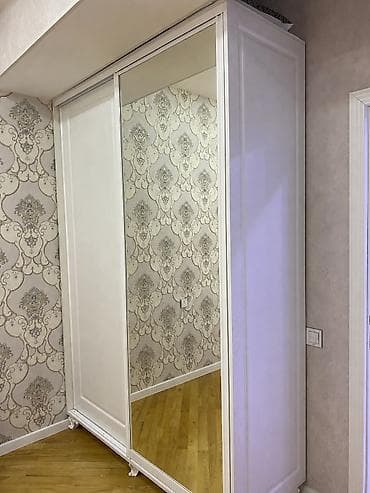 paltar dolab: Ağ rəngdə sürgülü qapılı dolab - Klassik üslubda, dekorativ ayaqlı — 2