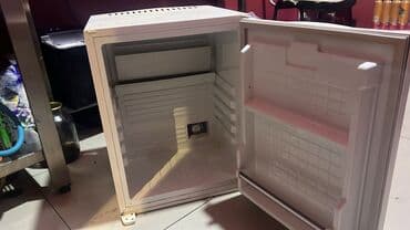 холодильник для машины: Ağ rəngli, yığcam mini soyuducu. Bu kiçik ölçülü soyuducu, məhdud yerə — 1