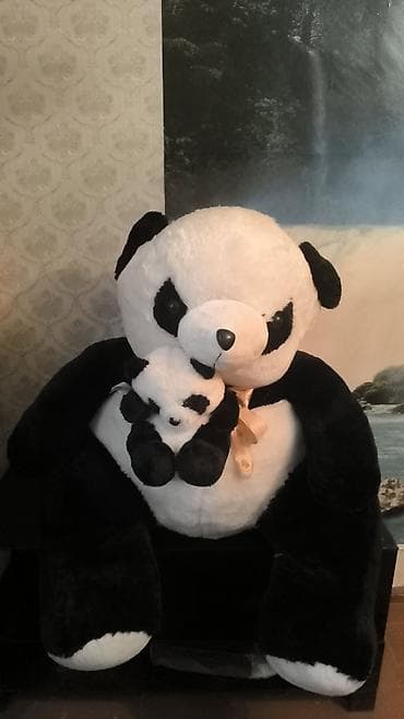 Böyük ölçülü yumşaq panda oyuncağı – qucağında kiçik panda balası ilə