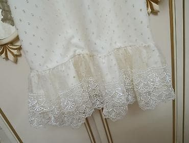 женские классические туфли на танкетке: Ağ rəngdə zərif qadın donu - Model: dizüstü uzunluqda, A-kəsim siluet — 3