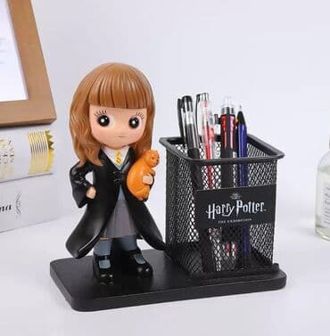 pul yığmaq ucun qab: Oturan futbolçu heykəlciyi ilə bəzədilmiş qələmdan. Dəmir tor dizaynlı — 12