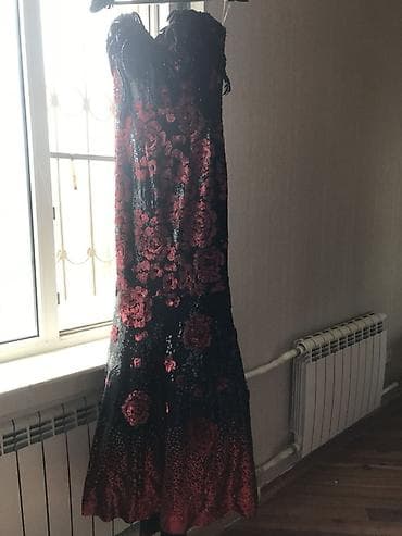 don: Qırmızı güllü payetli gecə libası - Model: çiyinləri açıq, strapless — 4