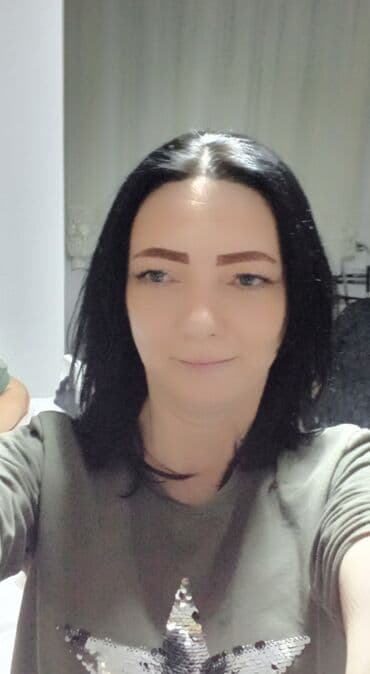 Uzunqol qadın sviteri, ön tərəfində parıldayan ulduz dizaynı ilə. Bu