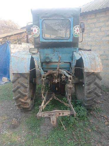 islenmis masinlar: Mavi rəngli təkərli kənd təsərrüfatı traktoru. Xüsusiyyətlər: - — 4