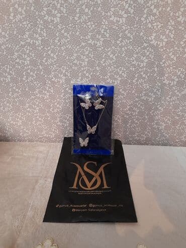 Zərgərlik əşyaları: Dəstə daxildir: Boyunbağı, Ağ qızıl — 1