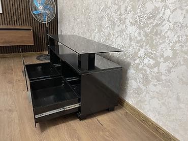 Ev üçün mebel: İşlənmiş, Düz TV altlığı, Polkalı, Şüşəli — 4