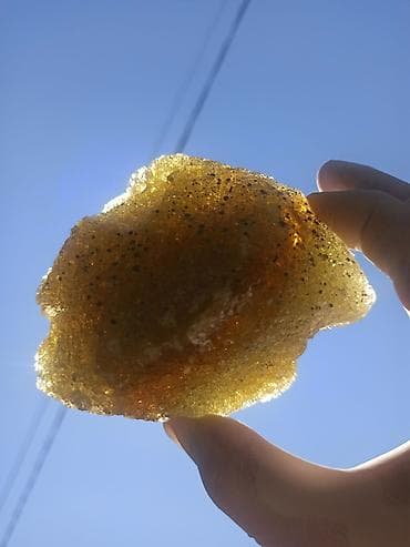 nerd daslari: Parlaq Təbii Yaşıl Daş Satılır – Jade Tipli Nadir Mineral, İşıqda Rəng — 1