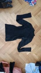 yupqa kofta: Qadın geyimləri dəsti - Qara rəngli t‑shirt: Ön hissədə “alexander — 9